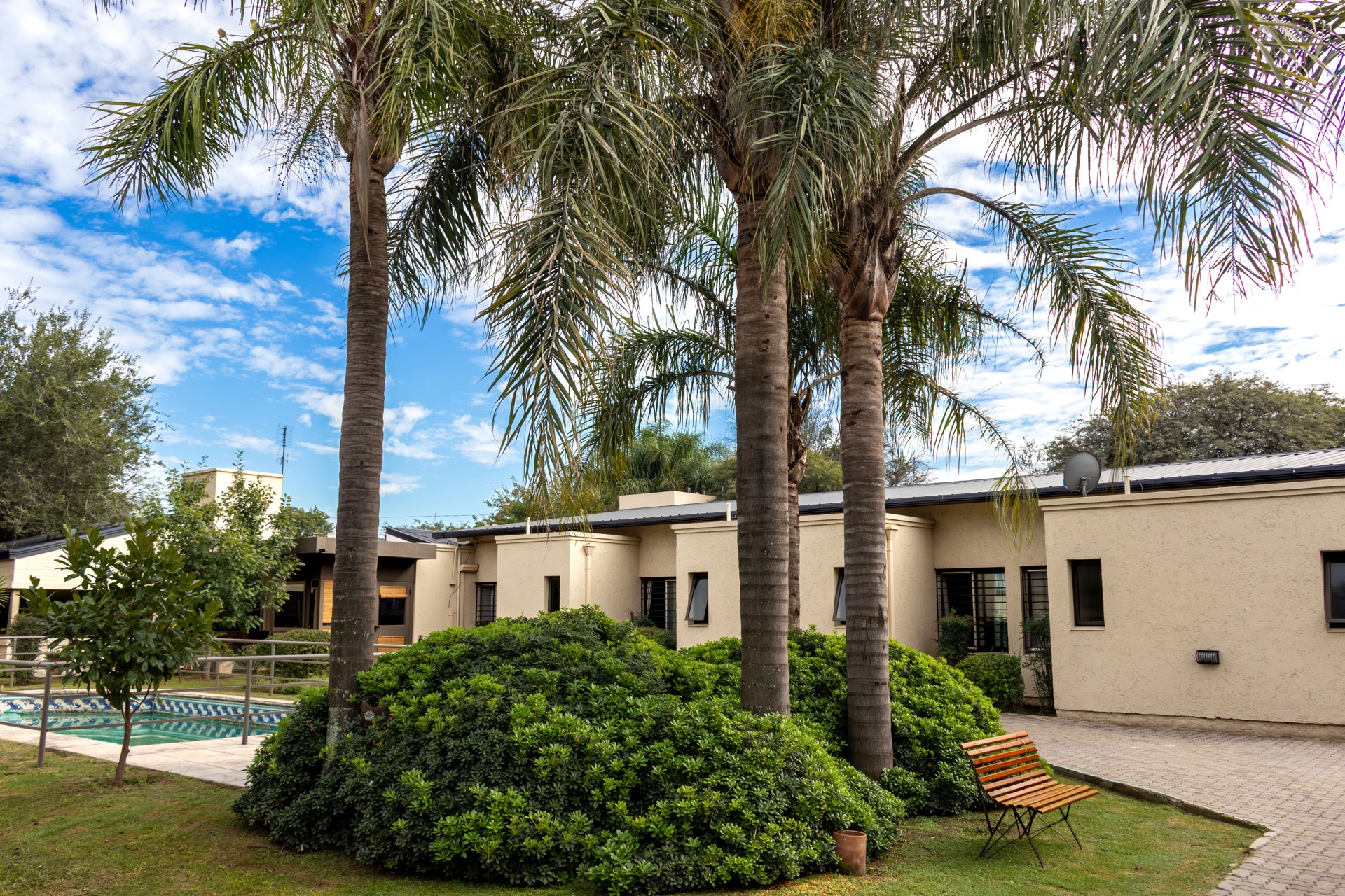 El Remanso — jardín y exterior de la residencia