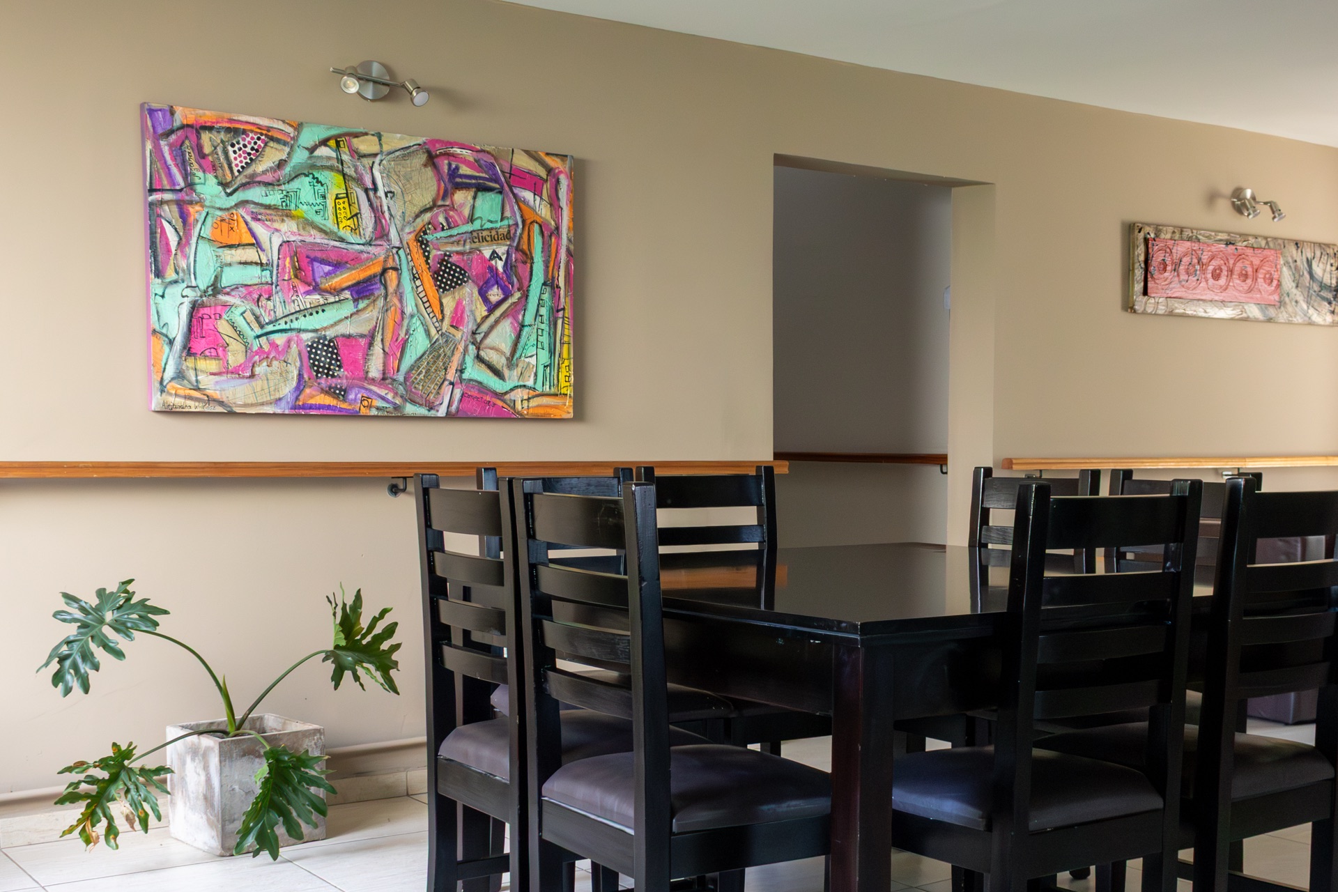 Comedor con arte y ambiente cálido