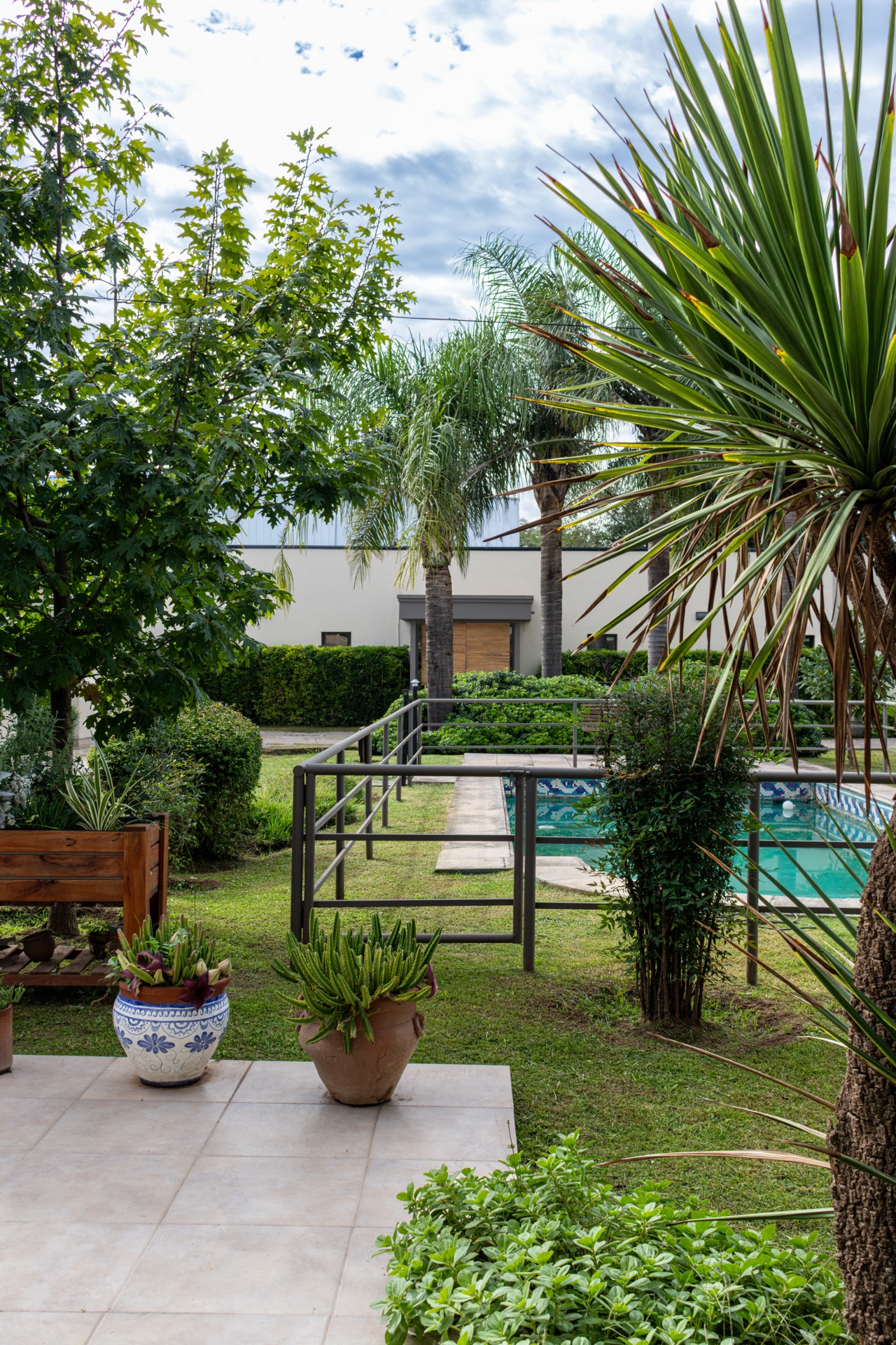 Jardín, árboles y pileta al aire libre